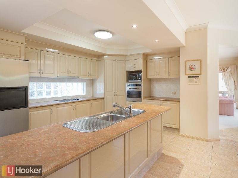 8 Pine Valley Dr, Robina QLD 4226