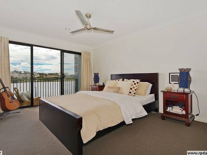 18 South Bay Drive, Varsity Lakes QLD 4227