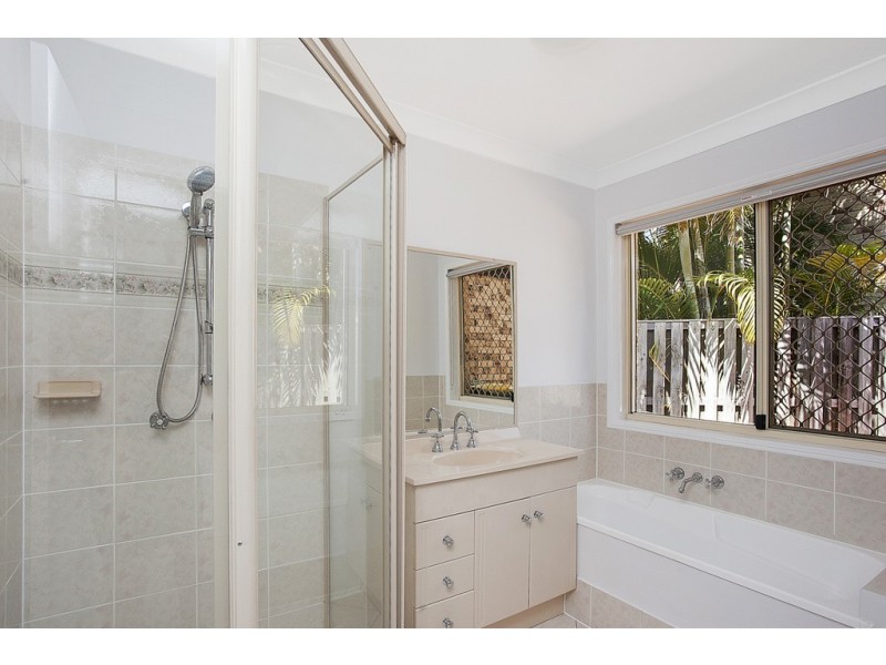 2/4 Northwestern Ct, Varsity Lakes QLD 4227