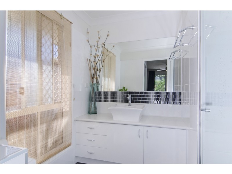 8 County Close, Parkwood QLD 4214