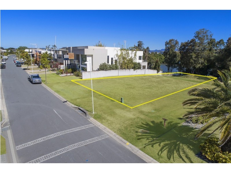 3035 The Boulevarde, Benowa QLD 4217