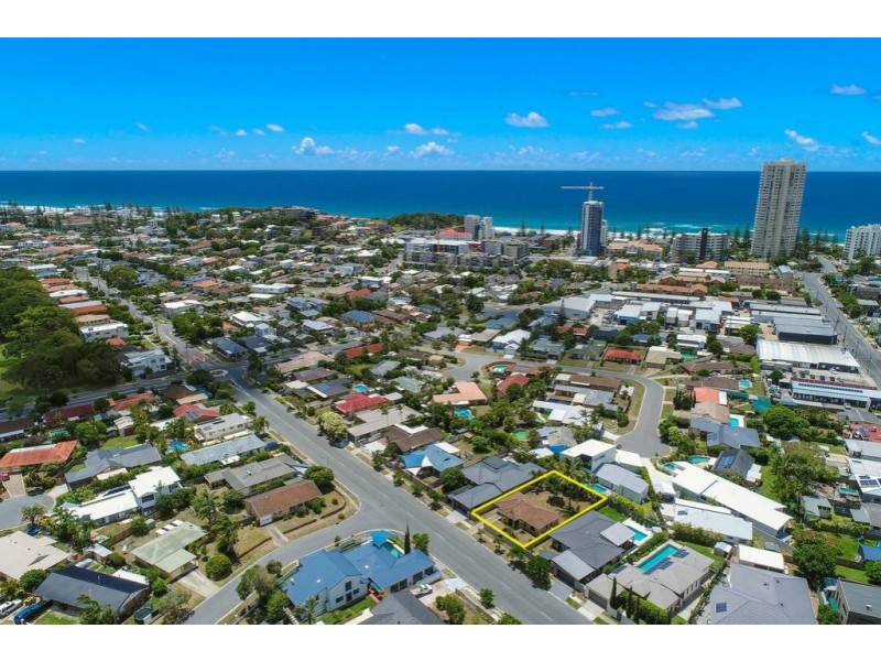 18 Joan St, Burleigh Waters QLD 4220