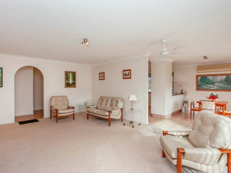 2/1 Flora Close, Burleigh Waters QLD 4220