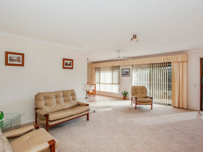 2/1 Flora Close, Burleigh Waters QLD 4220