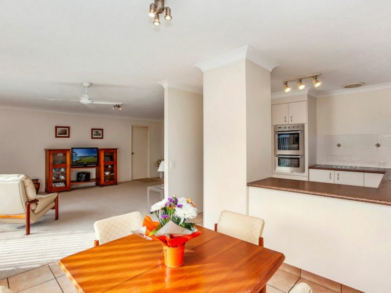 2/1 Flora Close, Burleigh Waters QLD 4220