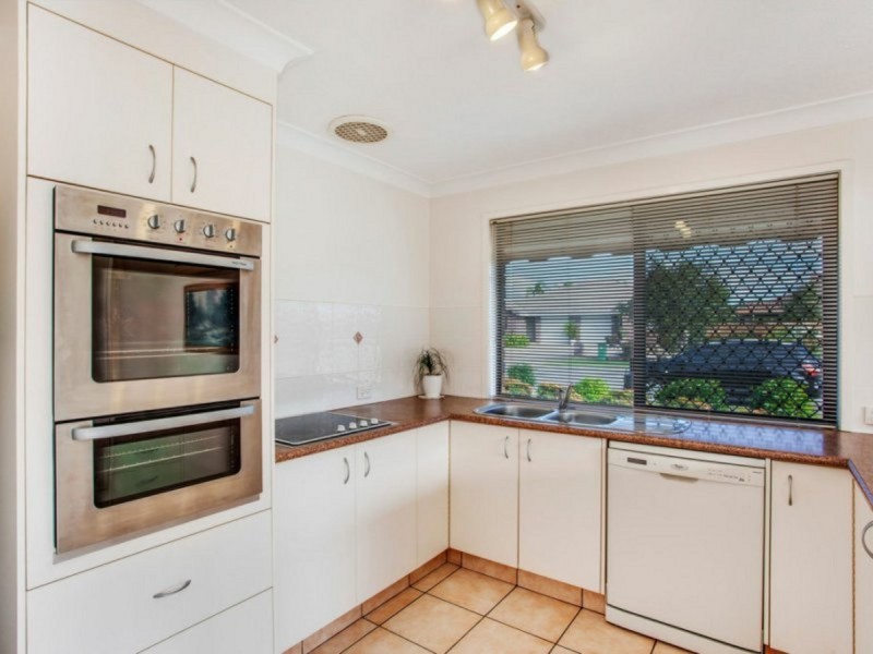 2/1 Flora Close, Burleigh Waters QLD 4220