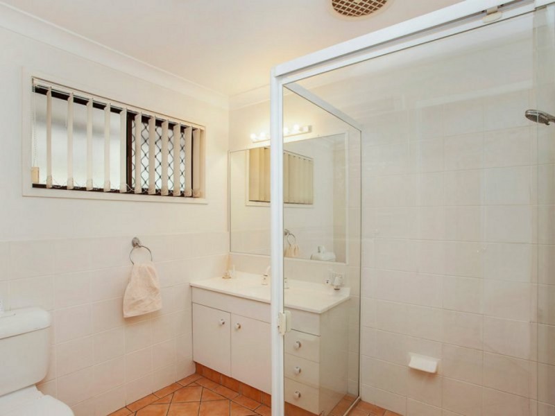 2/1 Flora Close, Burleigh Waters QLD 4220