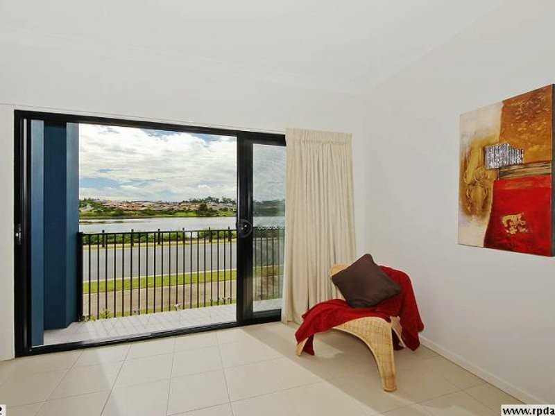 18 South Bay Drive, Varsity Lakes QLD 4227