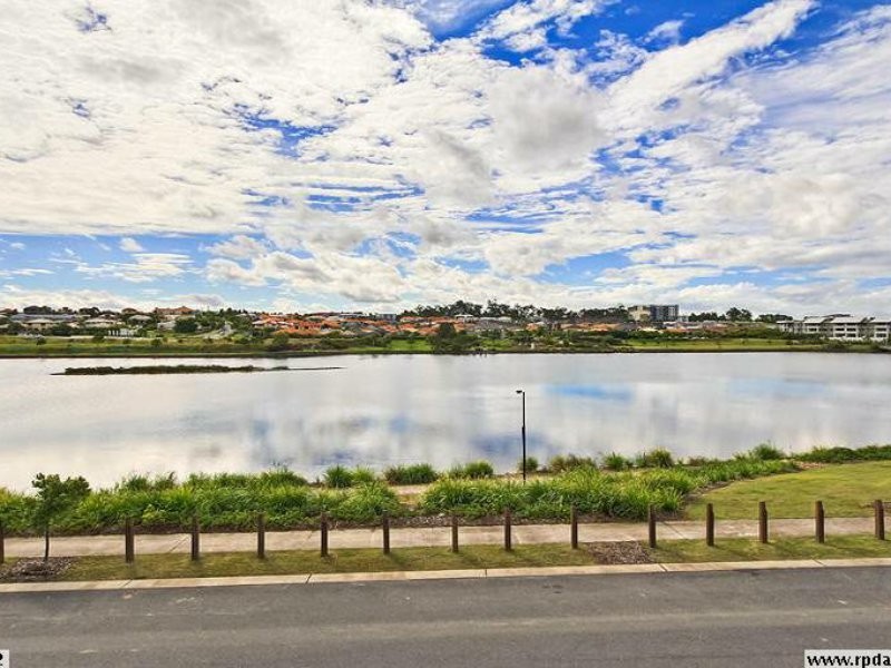 18 South Bay Drive, Varsity Lakes QLD 4227