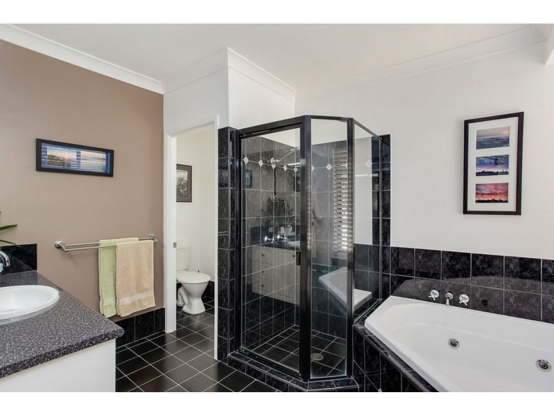 2 Islander Court, Burleigh Waters QLD 4220