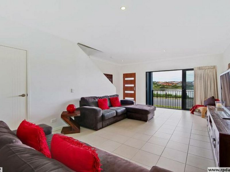 18 South Bay Drive, Varsity Lakes QLD 4227