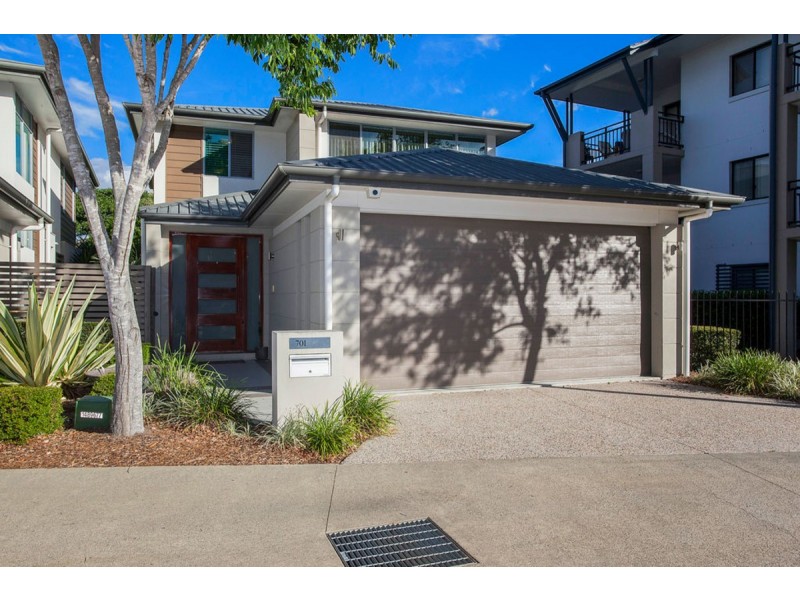 701 North Hill Drive, Robina QLD 4226