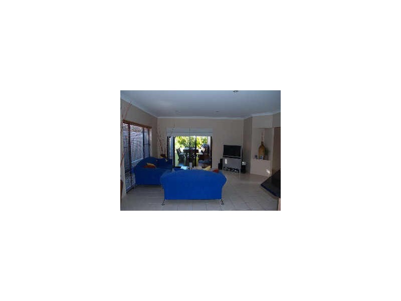 6 Lantau Cres, Varsity Lakes QLD 4227