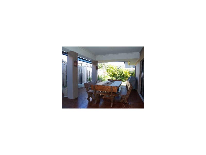 6 Lantau Cres, Varsity Lakes QLD 4227