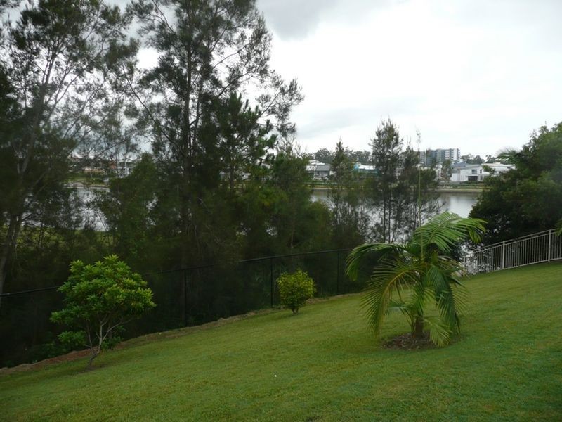 8/323 Christine Avenue, Varsity Lakes QLD 4227