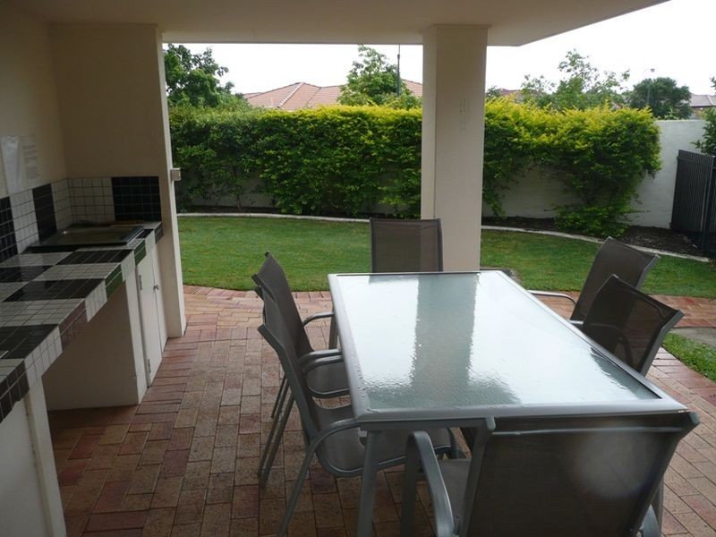 8/323 Christine Avenue, Varsity Lakes QLD 4227