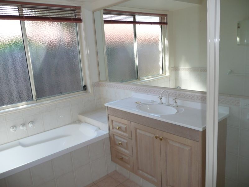 27 Yodelay Street, Varsity Lakes QLD 4227