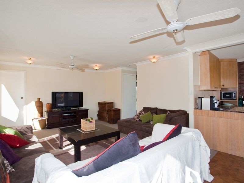 18 Tallebudgera Drive, Palm Beach QLD 4221