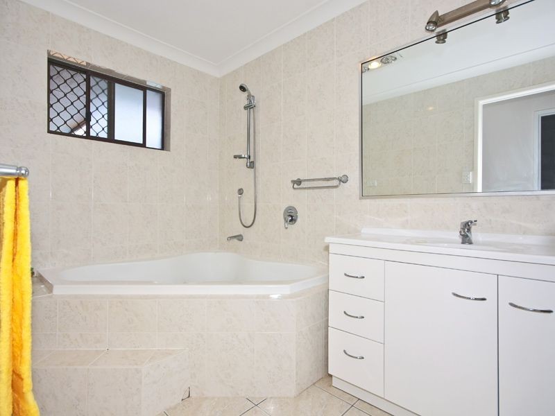 11 Spoonbill Court, Burleigh Waters QLD 4220