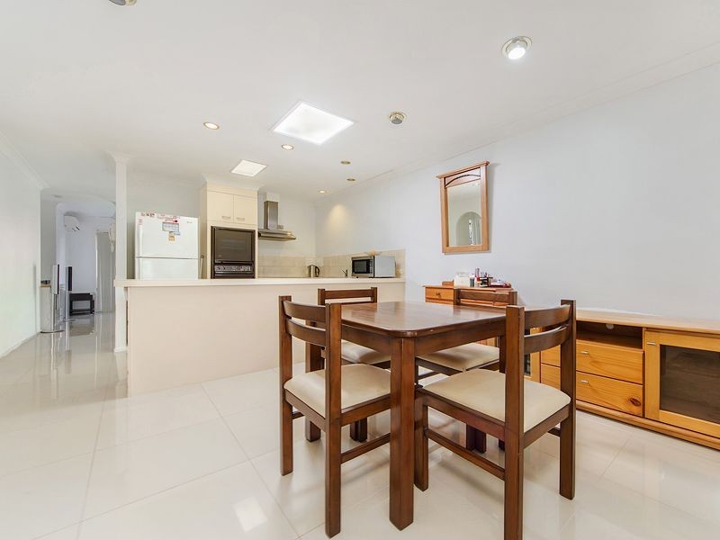 2/79 Treeview Drive, Burleigh Waters QLD 4220