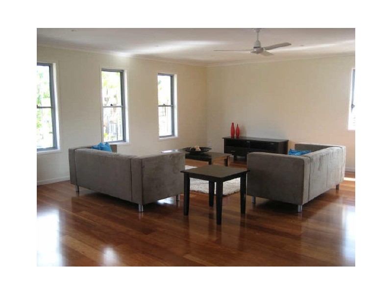 2/83 Mountain View Ave, Miami QLD 4220