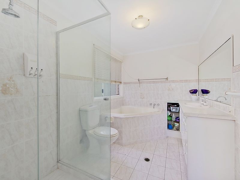 33 Pinnacle Court, Robina QLD 4226