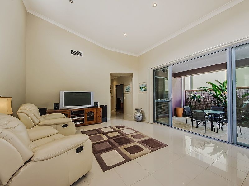 8 Menton Avenue, Varsity Lakes QLD 4227