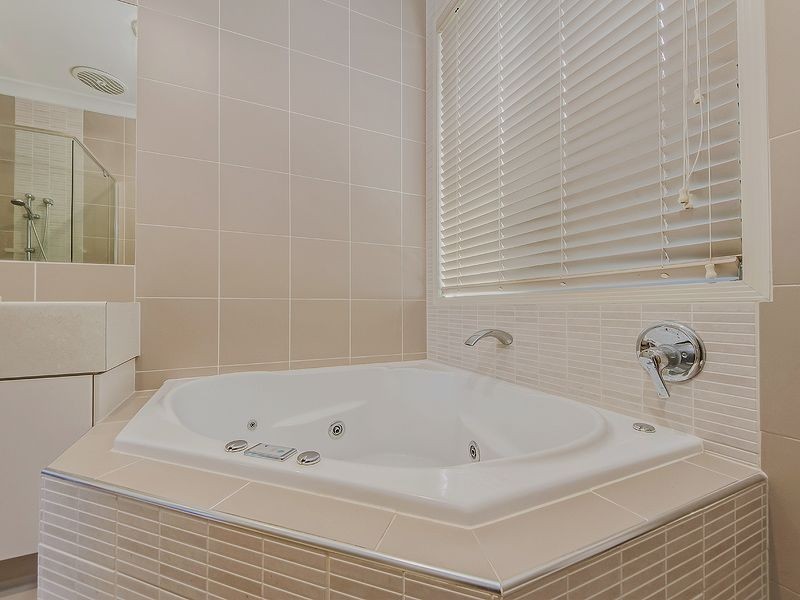 8 Menton Avenue, Varsity Lakes QLD 4227