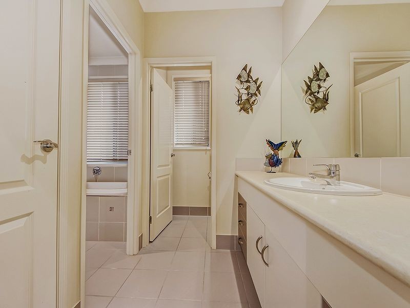 8 Menton Avenue, Varsity Lakes QLD 4227