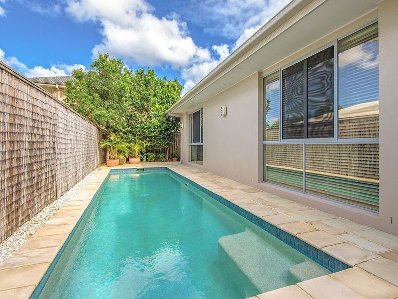 8 Menton Avenue, Varsity Lakes QLD 4227