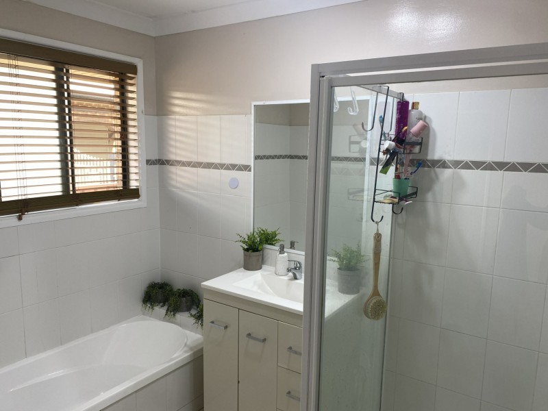 6 Kensington Drive, Withcott QLD 4352
