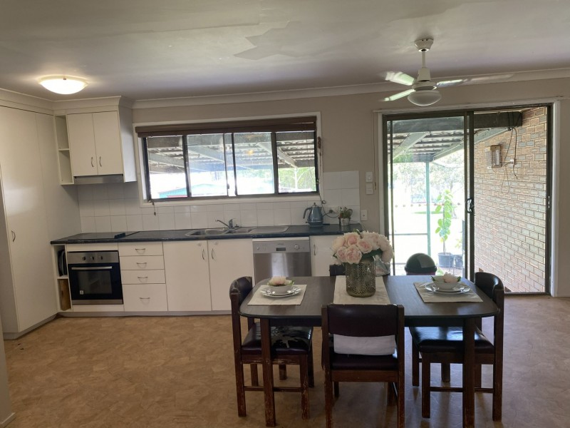 6 Kensington Drive, Withcott QLD 4352