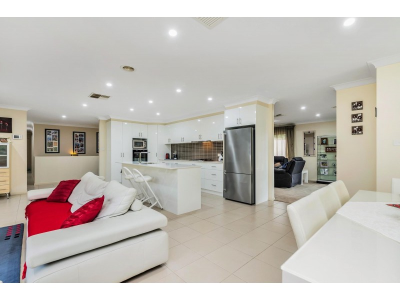 52 Nicklin Crescent, Fadden ACT 2904