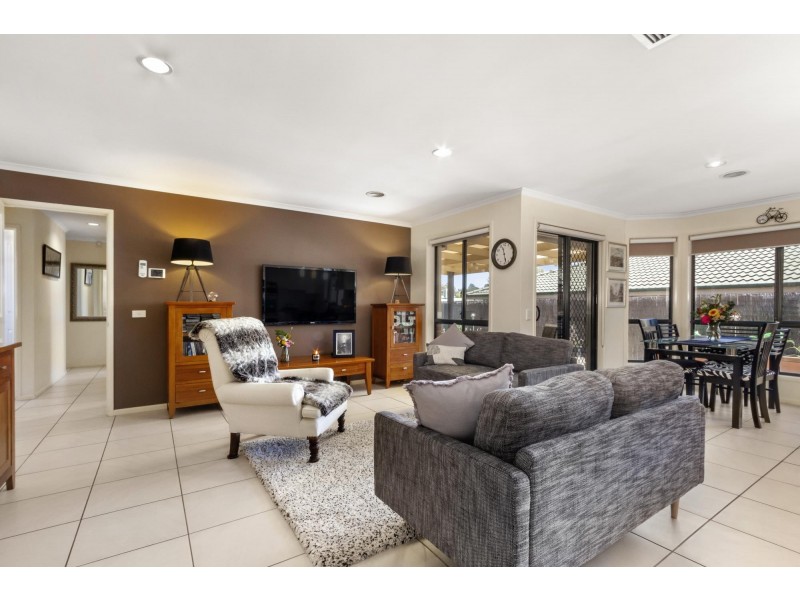 9 Betty Maloney Crescent, Banks ACT 2906