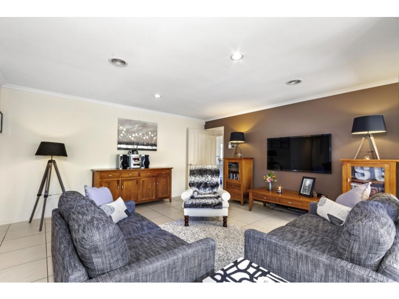 9 Betty Maloney Crescent, Banks ACT 2906