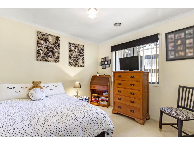 9 Betty Maloney Crescent, Banks ACT 2906