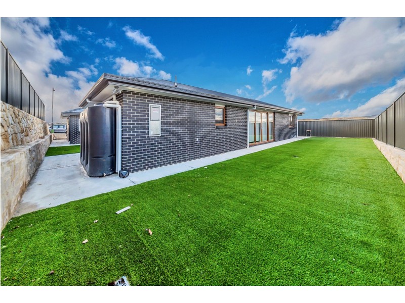 25 Montgomery Avenue, Googong NSW 2620