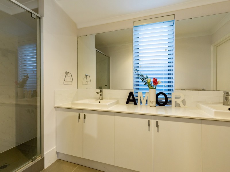 6 Grasmere Way, Aveley WA 6069