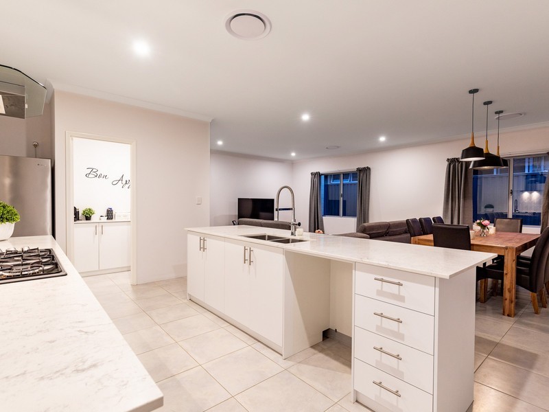 6 Grasmere Way, Aveley WA 6069
