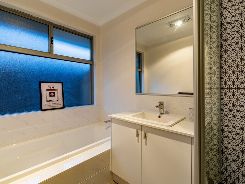 6 Grasmere Way, Aveley WA 6069