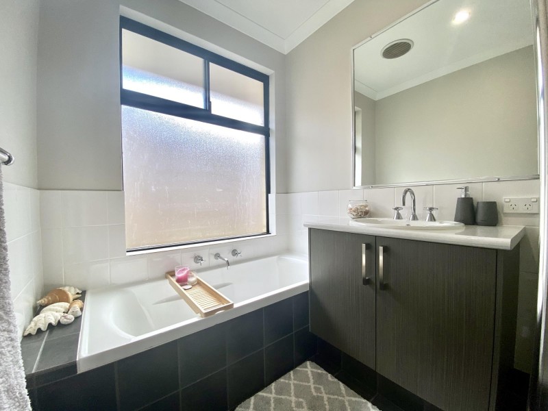 35 Halcyon Crescent, Aveley WA 6069