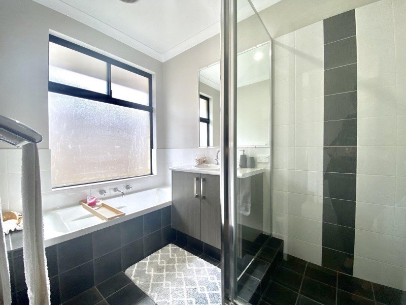 35 Halcyon Crescent, Aveley WA 6069