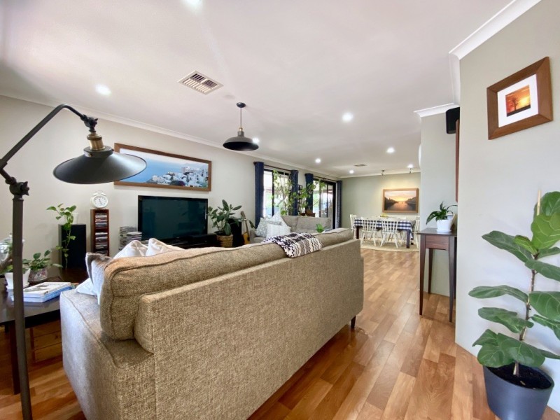 11 Woodview Retreat, Caversham WA 6055
