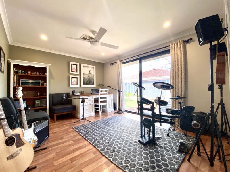 11 Woodview Retreat, Caversham WA 6055