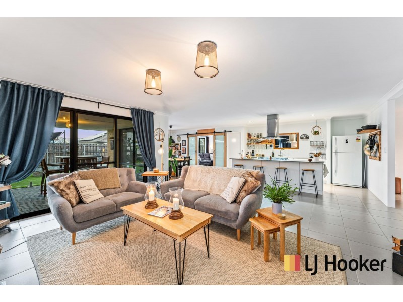 18 Mitre Bend, Ellenbrook WA 6069