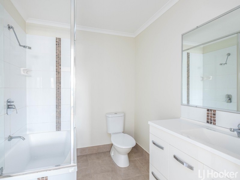 1/8 Wisteria Lane, Southside QLD 4570