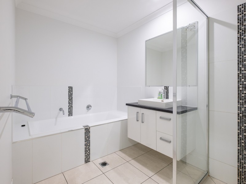 2/25 Bond Drive, Southside QLD 4570