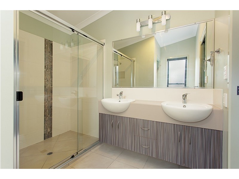 6 Oxley Court, Southside QLD 4570