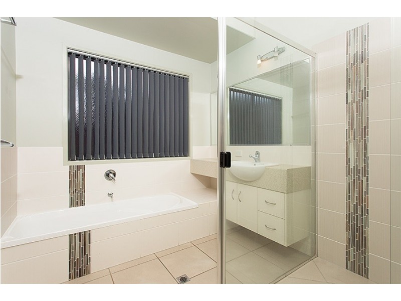 6 Oxley Court, Southside QLD 4570