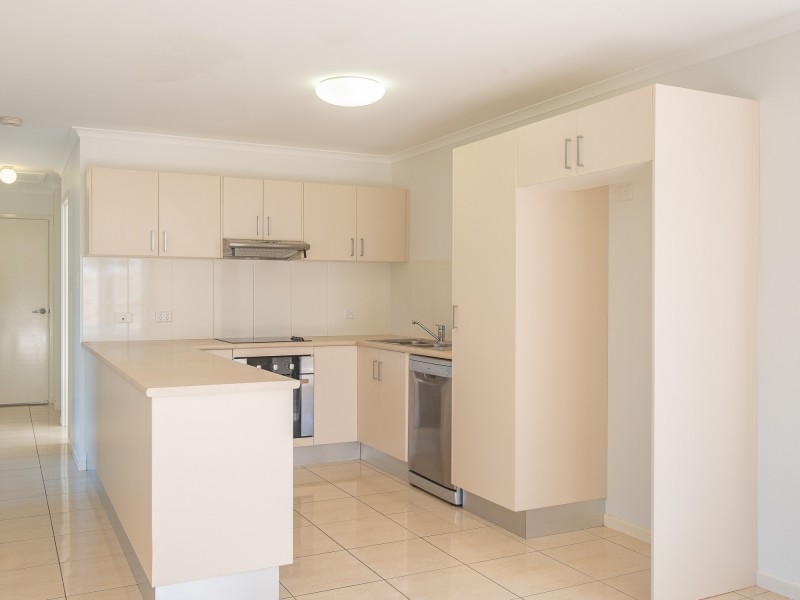 1/10 Wisteria Lane, Southside QLD 4570